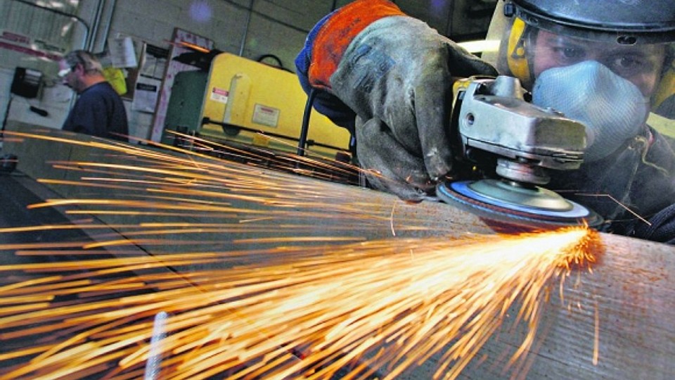 INS: Producţia industrială a scăzut ca serie brută cu 5,3%