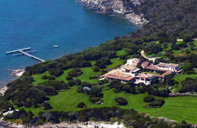 Vila Certosa cu vulcan artificial a lui Berlusconi, scoasă la vânzare de către copiii acestuia, cu o jumătate de miliard de euro