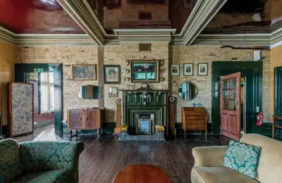 How to Decorate Living Room Walls in 2024