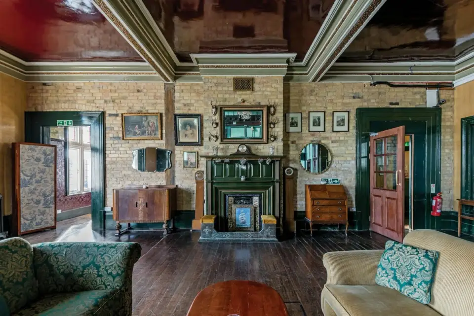 How to Decorate Living Room Walls in 2024