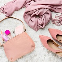 Rozul, culoarea-vedetă a sezonului: ce accesorii alegem?