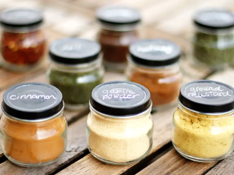 Cum sa depozitezi condimentele din bucatarie intr-un mod creativ