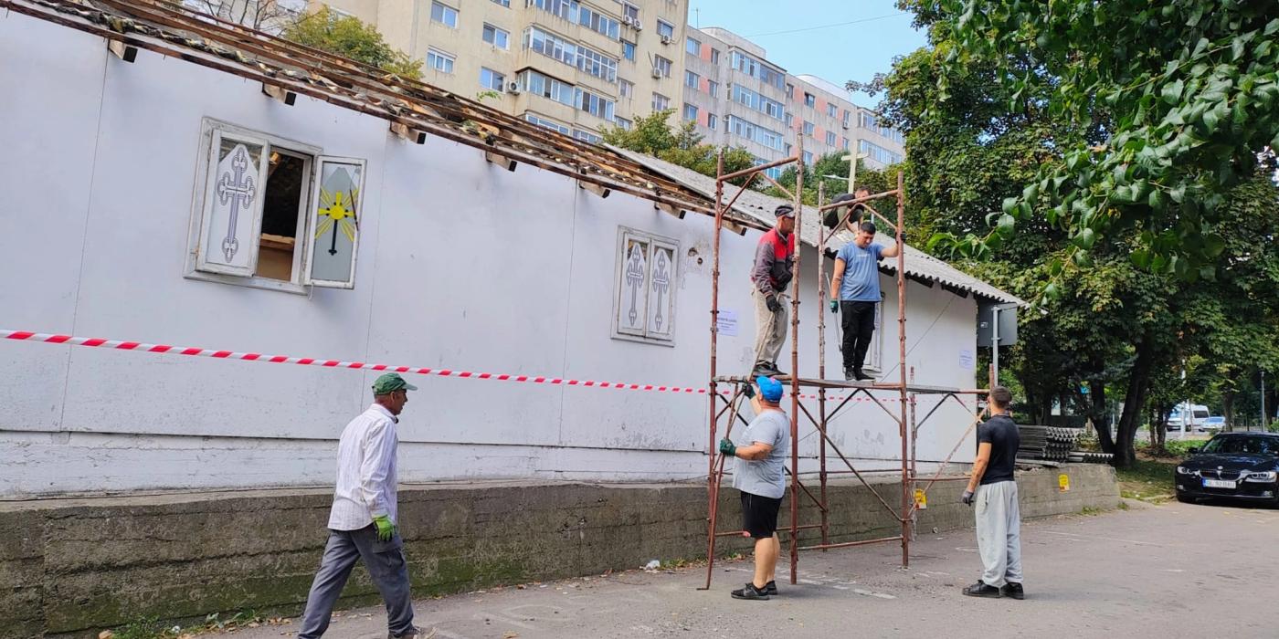 A început demolarea bisericii „Izvorul Tămăduirii”, cunoscută ca „Biserica de pe trotuar”