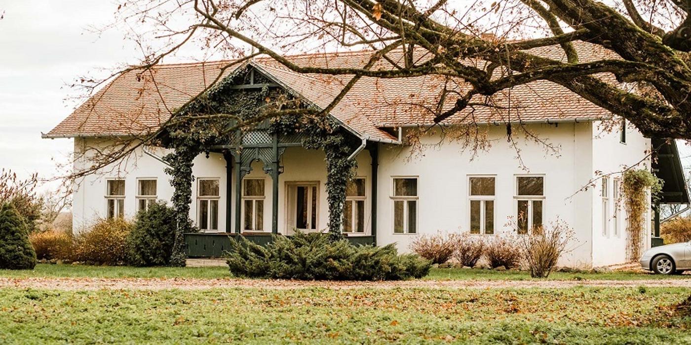 Conacul de vânătoare al contelui Zichy Ferenc din Bihor este scos la vânzare FOTO