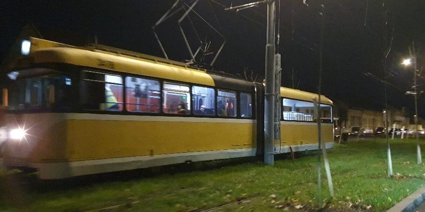 Timişoara: Constructorul va reface de la zero o intersecţie a unui bulevard aflat la finalul modernizării, după ce un tramvai în probe a lovit un stâlp amplasat prea aproape de liniile de rulare