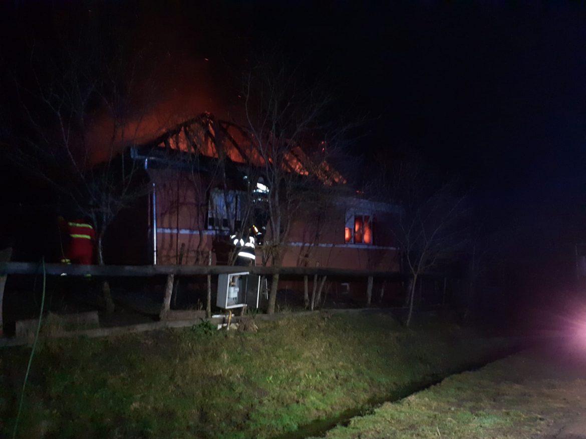 Incendiu puternic la o casă din localitatea Sâmboleni, din comuna Cămărașu