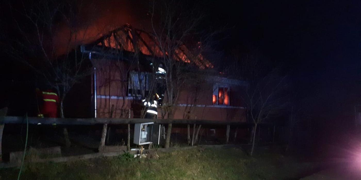 Incendiu puternic la o casă din localitatea Sâmboleni, din comuna Cămărașu
