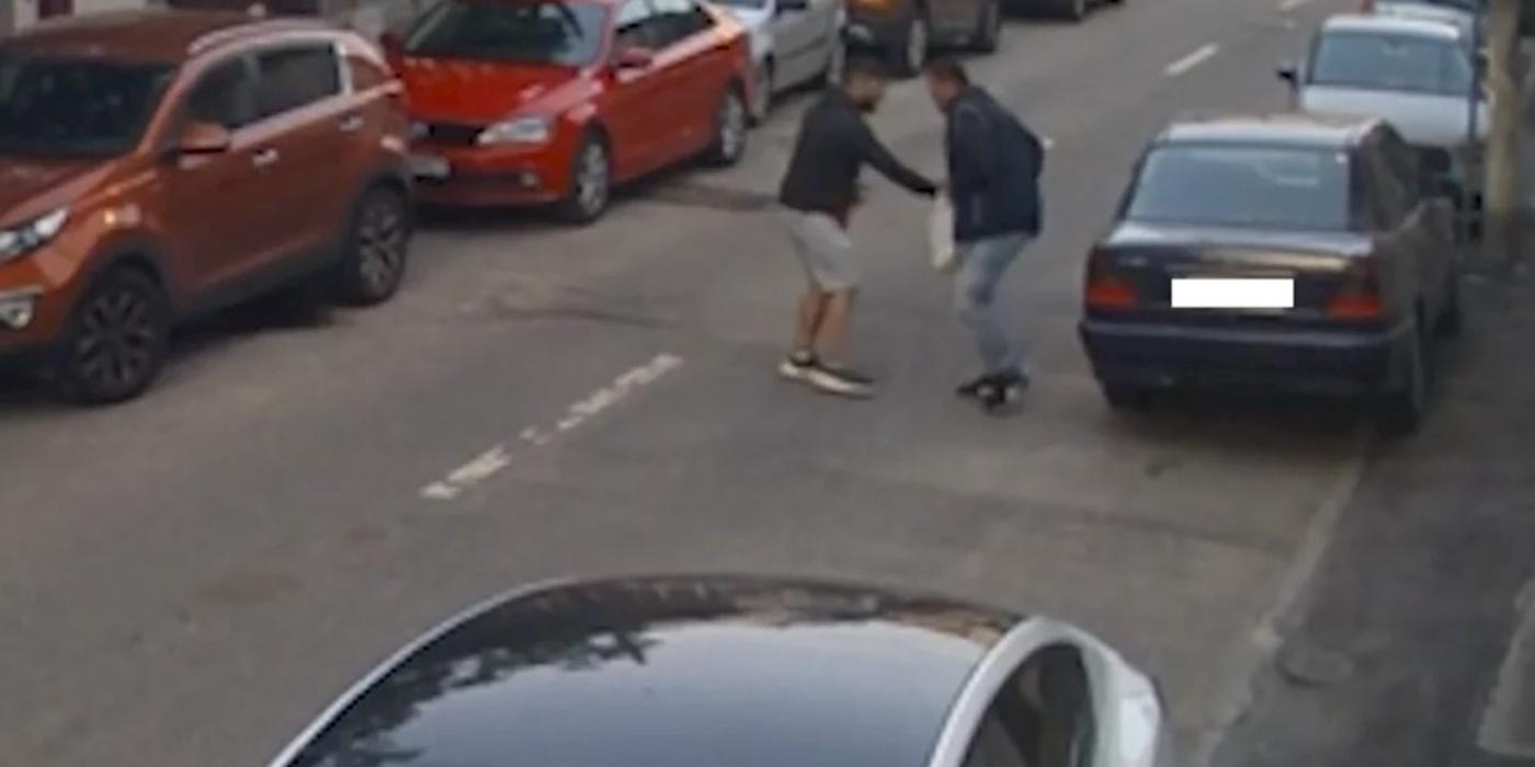 Un bucureștean a câștigat 6.000 de lei la păcănele, dar i-a pierdut după ce a fost tâlhărit în plină stradă de doi indivizi