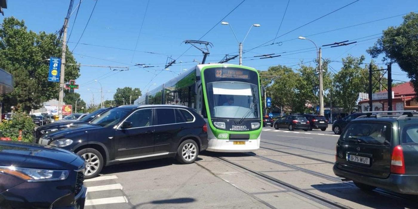 Tramvaiul 32, blocat pe Şoseaua Alexandriei de un BMW parcat neregulamentar