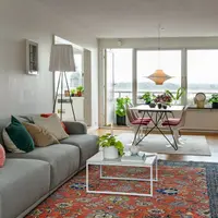 Un apartament luminos imbracat in alb imaculat