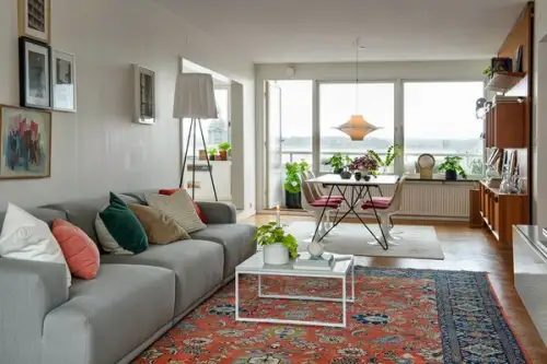 Un apartament luminos imbracat in alb imaculat