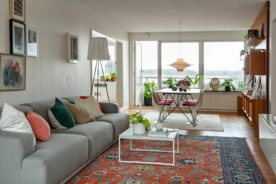 Un apartament luminos imbracat in alb imaculat