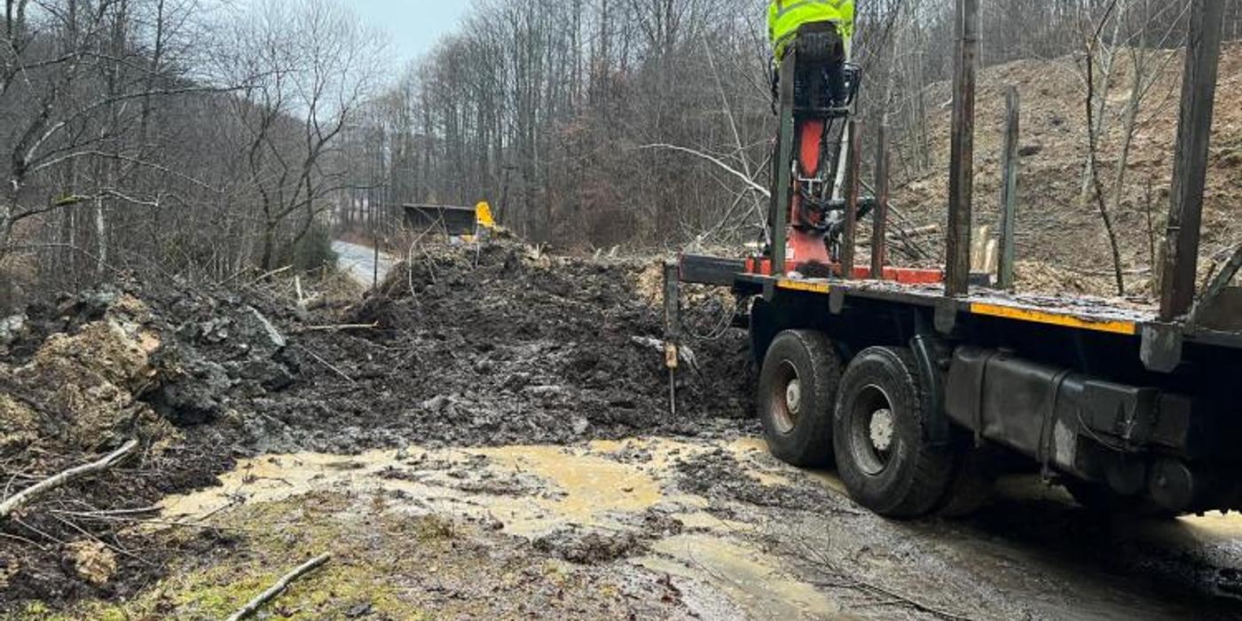 Pe DJ 108C s-a blocat trafic din cauza alunecării unei porțiuni dintr-un versant