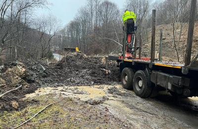 Pe DJ 108C s-a blocat trafic din cauza alunecării unei porțiuni dintr-un versant