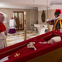 Trupul neînsufleţit al Papei Francisc va fi depus miercuri în Bazilica Sfântul Petru până la funeralii / Credincioşii pot aduce un omagiu până vineri seară