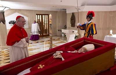 Trupul neînsufleţit al Papei Francisc va fi depus miercuri în Bazilica Sfântul Petru până la funeralii / Credincioşii pot aduce un omagiu până vineri seară