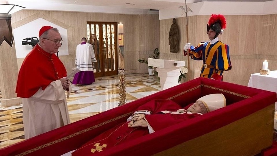 Trupul neînsufleţit al Papei Francisc va fi depus miercuri în Bazilica Sfântul Petru până la funeralii / Credincioşii pot aduce un omagiu până vineri seară