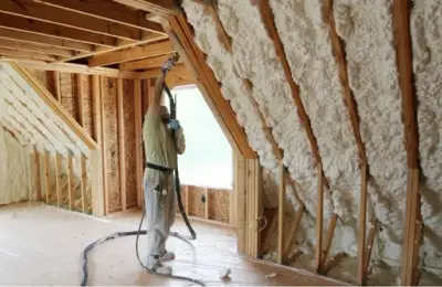 Izolația mansardei cu spumă poliuretanică: soluția modernă pentru confort pe termen lung