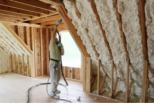 Izolația mansardei cu spumă poliuretanică: soluția modernă pentru confort pe termen lung