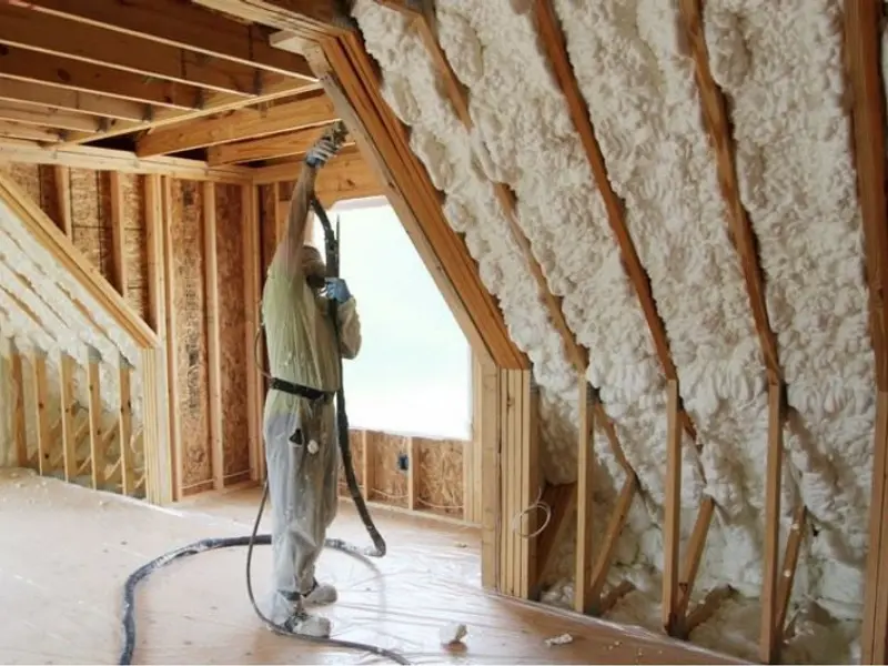 Izolația mansardei cu spumă poliuretanică: soluția modernă pentru confort pe termen lung