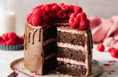 Prăjitură vegană cu ciocolată și zmeură – desert fin, cremos și ușor de preparat