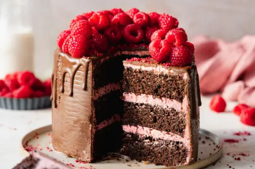 Prăjitură vegană cu ciocolată și zmeură – desert fin, cremos și ușor de preparat