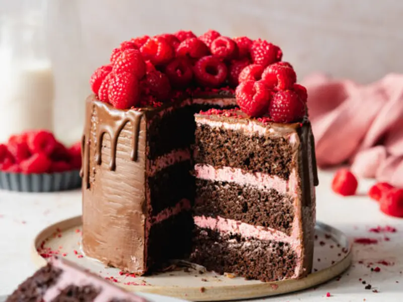 Prăjitură vegană cu ciocolată și zmeură – desert fin, cremos și ușor de preparat