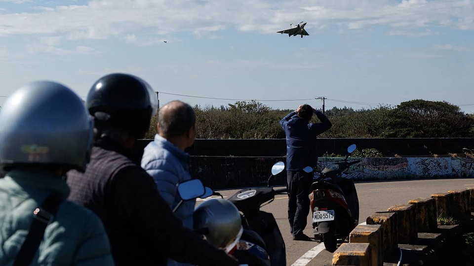 China înconjoară Taiwanul cu exerciţii militare majore, cu foc real. „Avertisment serios” împotriva independenței insulei