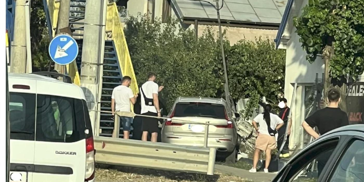 Un șofer a intrat cu mașina în gardul unei case de pe Șoseaua Alexandriei, la intrarea în Capitală