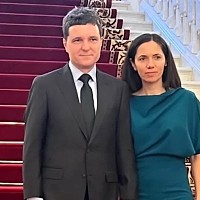 Partenera lui Nicușor Dan, îmbrăcată la dezbaterile candidaților la prezidențiale de Andreea Raicu. Cât costă ținutele
