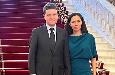 Partenera lui Nicușor Dan, îmbrăcată la dezbaterile candidaților la prezidențiale de Andreea Raicu. Cât costă ținutele