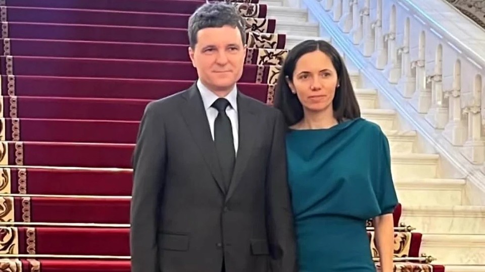 Partenera lui Nicușor Dan, îmbrăcată la dezbaterile candidaților la prezidențiale de Andreea Raicu. Cât costă ținutele