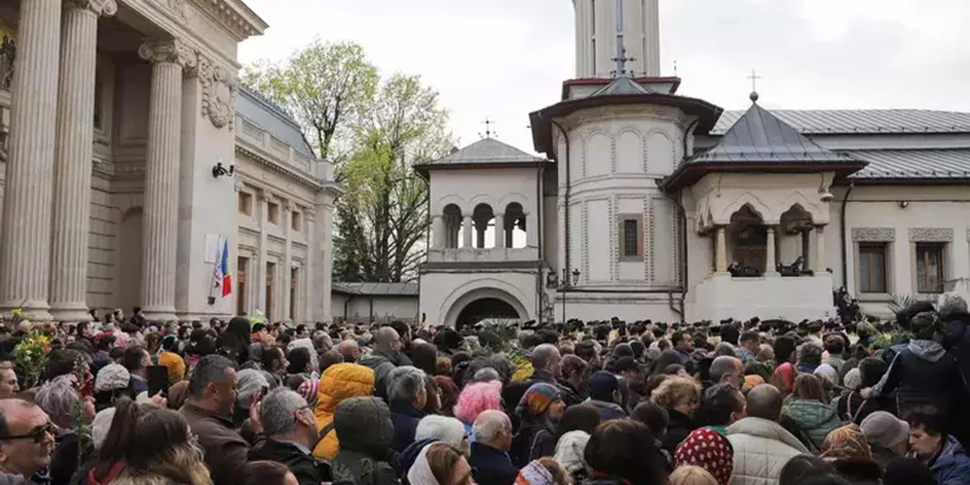 Pelerinaj de Florii în București. Sute de oameni au luat parte la procesiune. Traficul a fost restricționat. FOTO