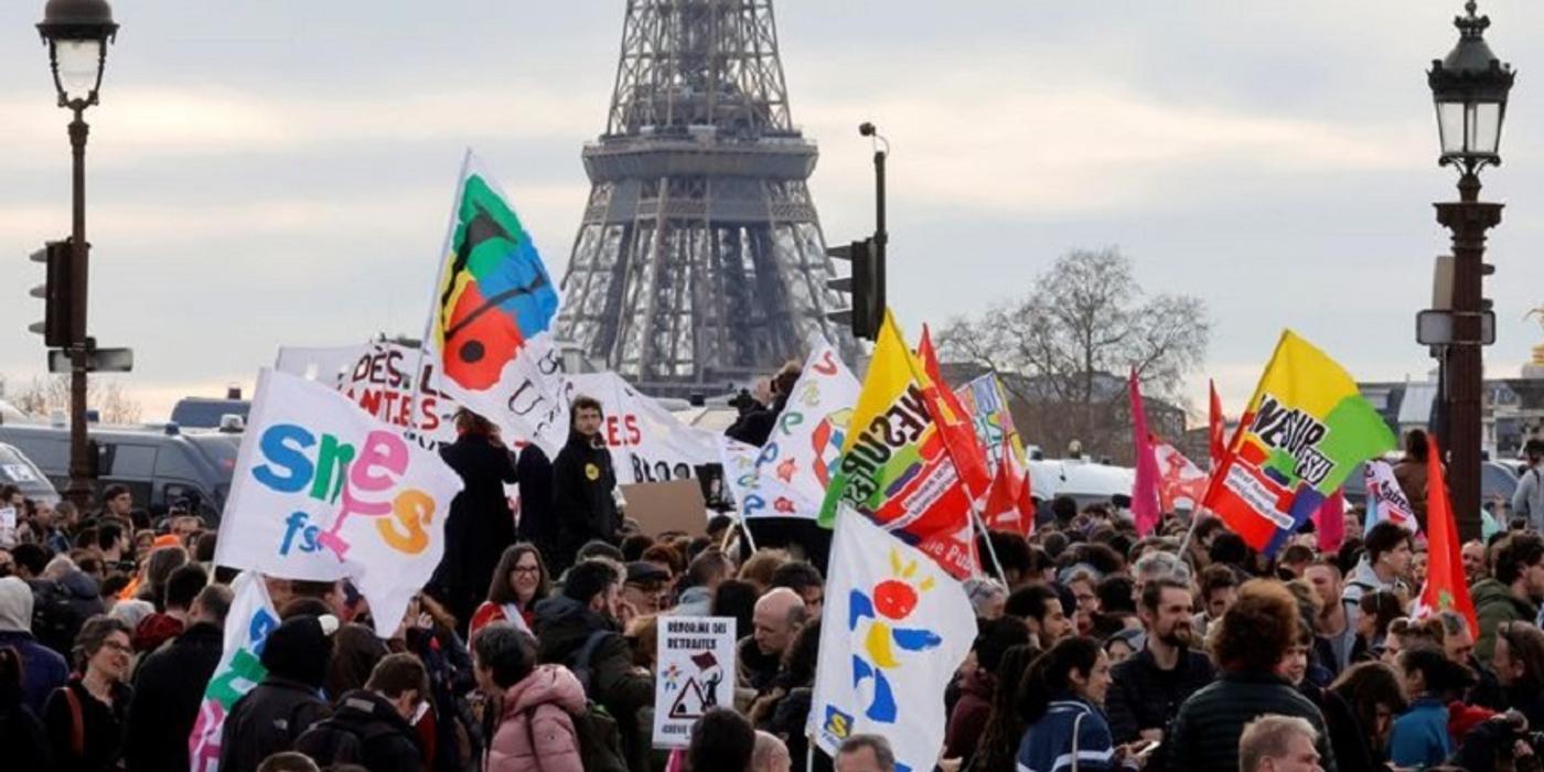 Francezii au reluat sâmbătă protestele declanşate din cauza nemulţumirii legate de o nouă lege a pensiilor