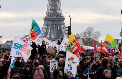Francezii au reluat sâmbătă protestele declanşate din cauza nemulţumirii legate de o nouă lege a pensiilor