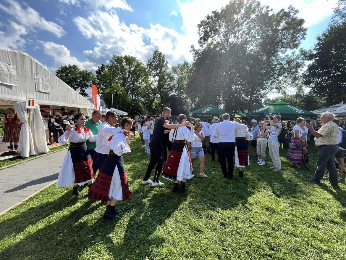 Jocurile, dansurile, mâncărurile și meșteșugurile tradiționale românești, prezentate în cadrul Festivalului Internațional de Folclor Montan desfășurat la Zakopane, în Polonia