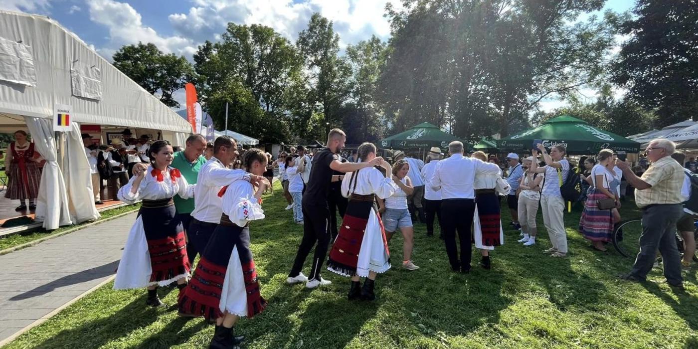 Jocurile, dansurile, mâncărurile și meșteșugurile tradiționale românești, prezentate în cadrul Festivalului Internațional de Folclor Montan desfășurat la Zakopane, în Polonia