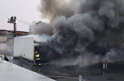 Incendiu puternic pe strada Garoafei din Sectorul 5. Case și anexe gospodărești, mistuite de flăcări