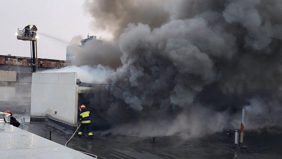 Incendiu puternic pe strada Garoafei din Sectorul 5. Case și anexe gospodărești, mistuite de flăcări