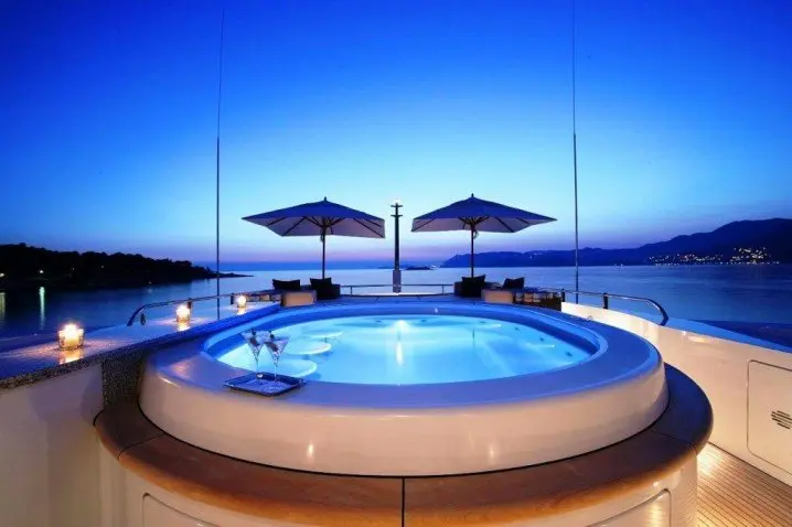 15 modele moderne si spectaculoase de jacuzzi exterior