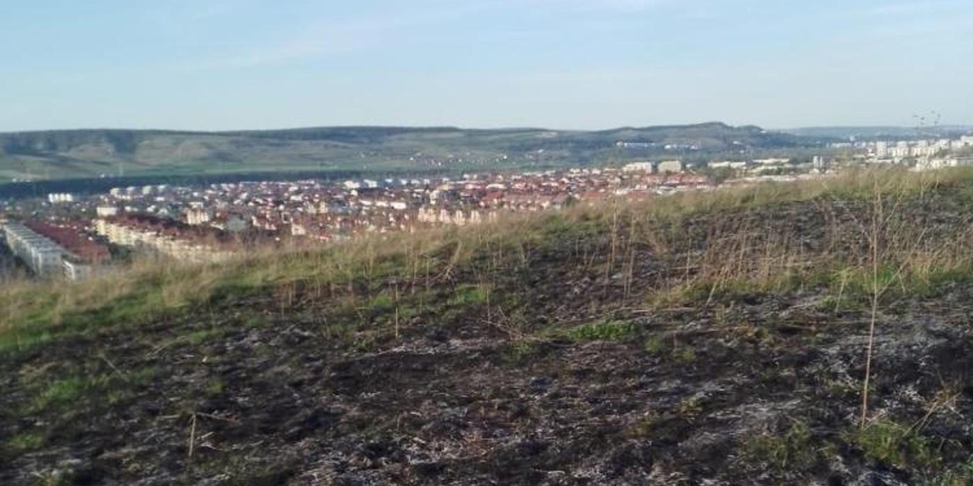 Un incendiu de vegetație uscată a izbucnit aseară în apropierea străzii Cetății din Florești