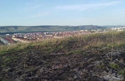 Un incendiu de vegetație uscată a izbucnit aseară în apropierea străzii Cetății din Florești