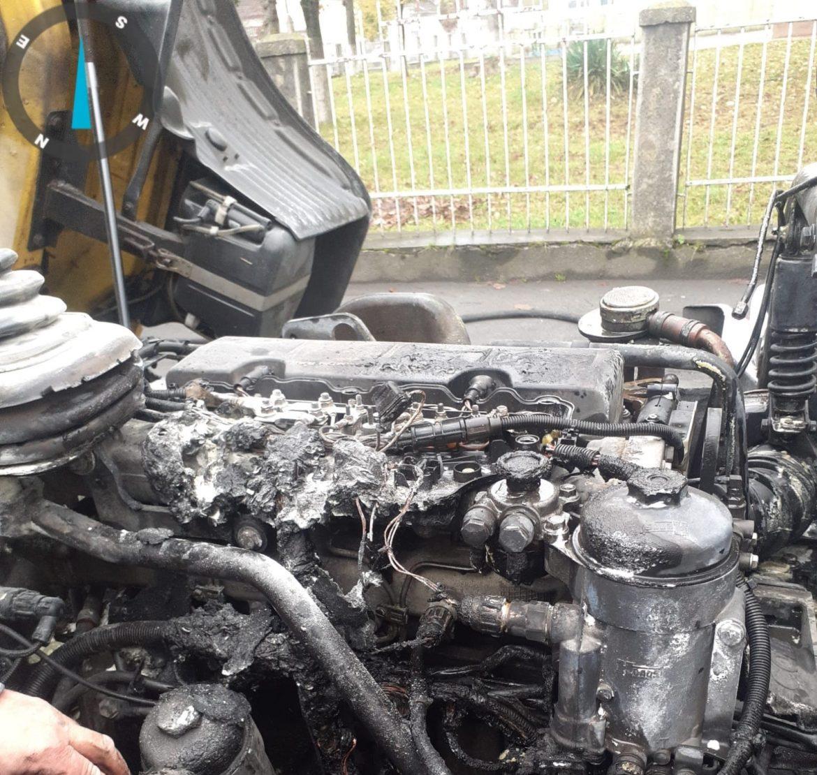 O autoutilitară a luat foc joi dimineața pe o stradă din Turda