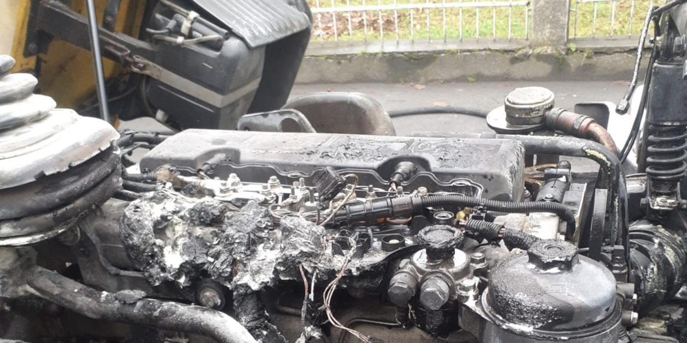 O autoutilitară a luat foc joi dimineața pe o stradă din Turda