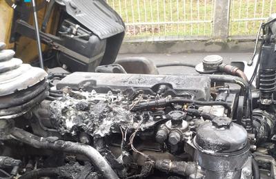 O autoutilitară a luat foc joi dimineața pe o stradă din Turda