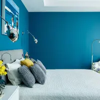 Mix de stiluri si numeroase accente de culoare in amenajarea unui apartament spatios