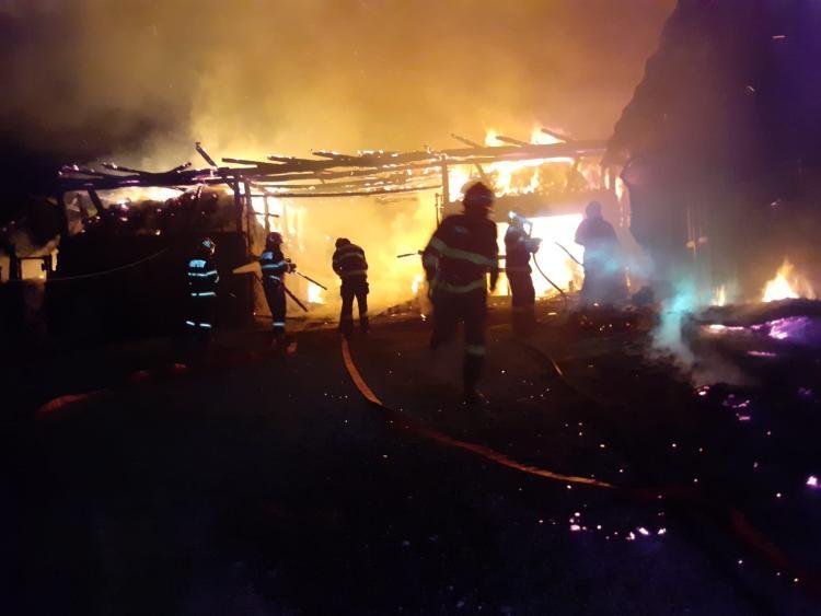 Incendiu, noaptea trecută, în localitatea Morlaca, comuna Poieni, județul Cluj
