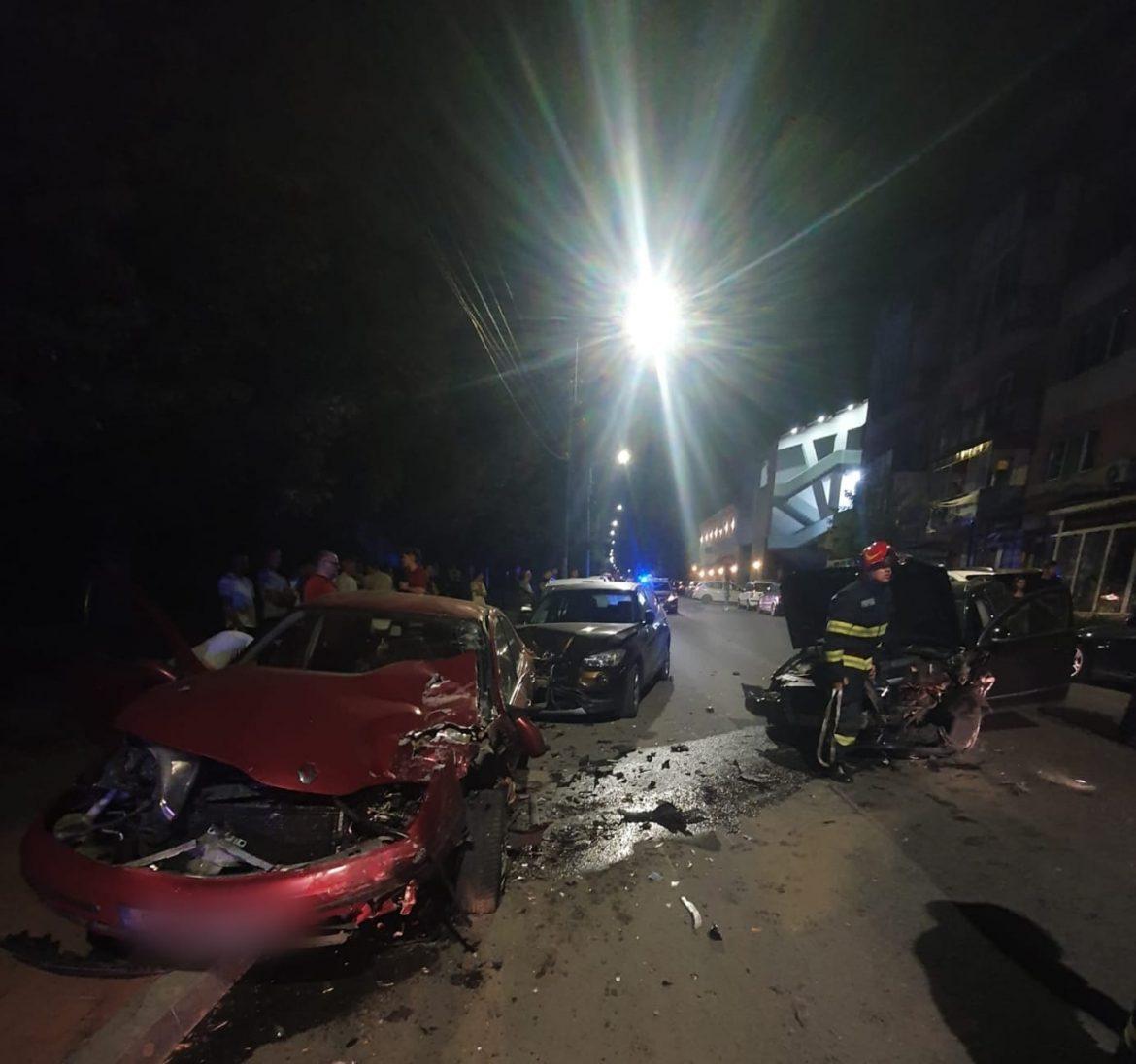 Accident rutier produs noaptea trecută în Dej. 5 mașini au fost distruse