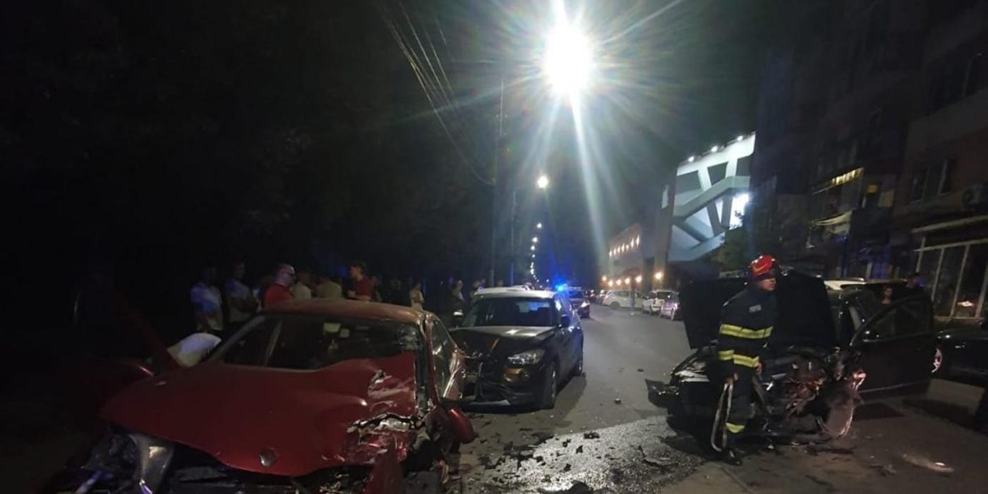 Accident rutier produs noaptea trecută în Dej. 5 mașini au fost distruse