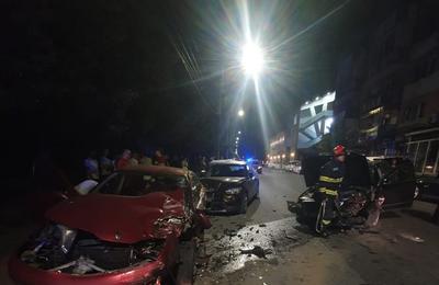 Accident rutier produs noaptea trecută în Dej. 5 mașini au fost distruse